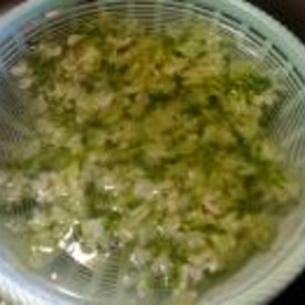 真白いアカシアの花で酢の物